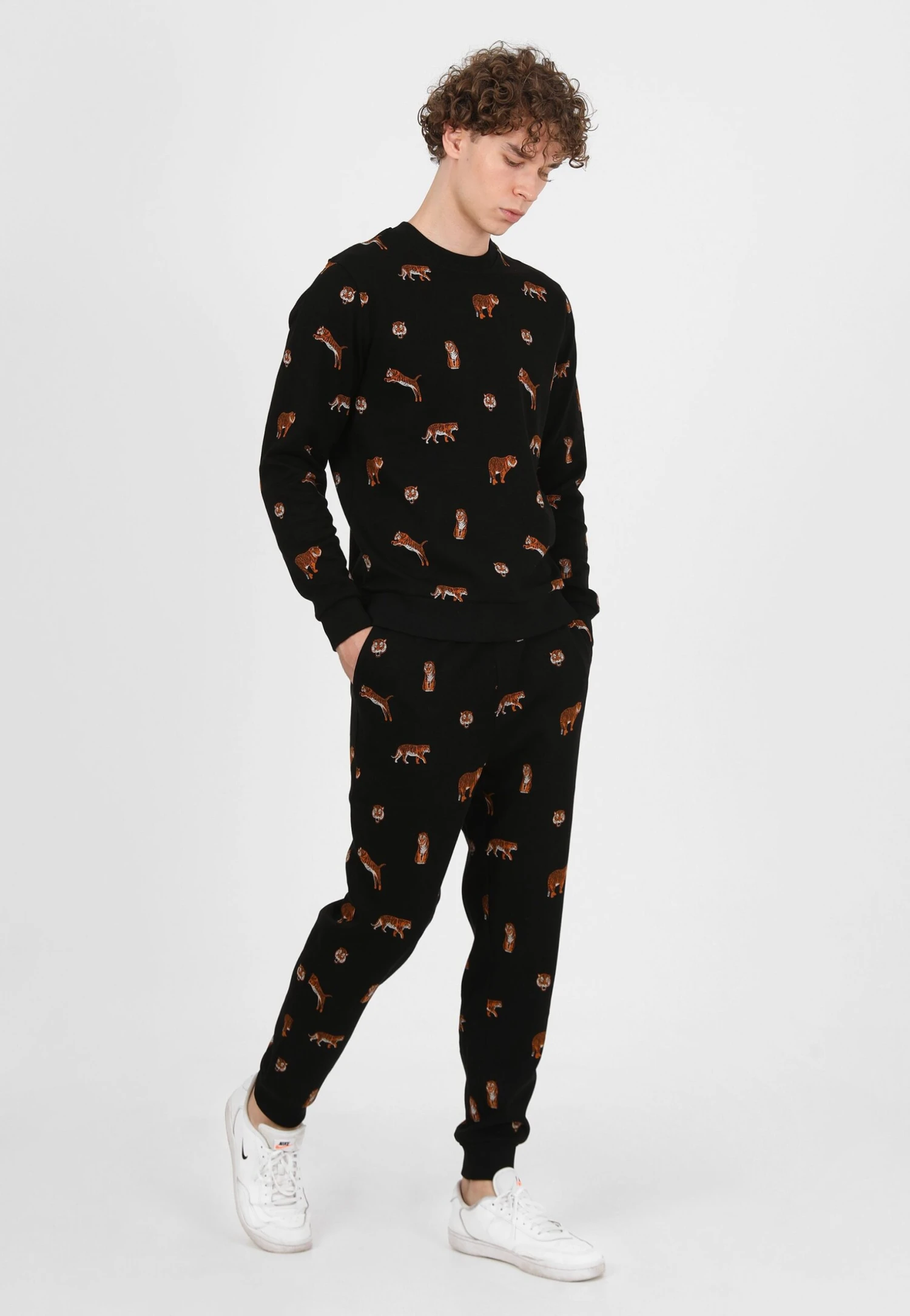 Sweater - Black 4 Sweater - Black - Afbeelding 2