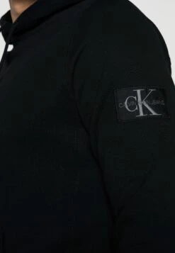 Calvin Klein Jeans Monologo Sleeve Badge Hoodie - Hoodie - Black -About You Winkel 475077daa1624174ac96f82ed5199bff