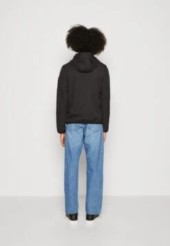 Pier One Regenjas - Black 10 Pier One Regenjas - Black -About You Winkel 4e357a4c9dc64463935acb495187a2e8