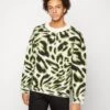 WEEKDAY Unisex Teo Graphic Sweater - Trui - Offwhite/Black/Green