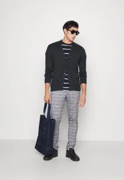 Selected Homme Slhberg V Neck- Vest - Sky Captain -About You Winkel bd86f910fe0a4afd8fe027ca291f742a