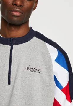 Kaotiko Crew Keoni Unisex - Sweater - Grey/Royal/Red -About You Winkel ced90e9378514593b9f06a7edae1e1ba